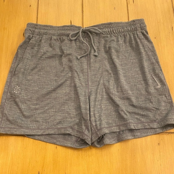 Nike Men’s Yoga Unlined Standard Fit Gray Athletic Shorts Pockets New large - Picture 1 of 15